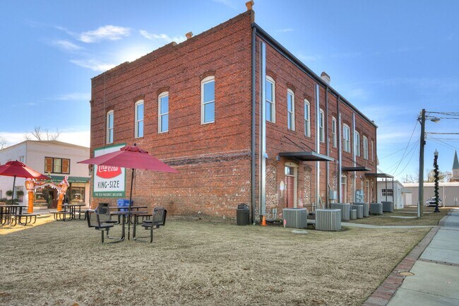 Building Photo - 164 N Louisville St