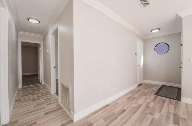 Building Photo - Beautiful 2 bed, 2 bath condo ready to mov...