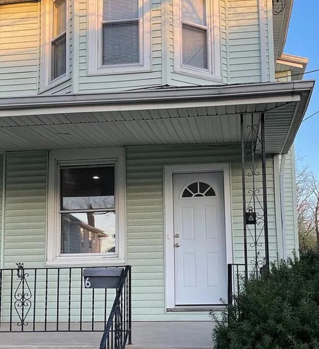 Building Photo - 6 Burke St