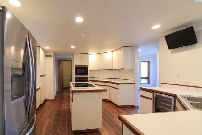 Primary Photo - 4 Bed/2 Bath + an Office Richland House