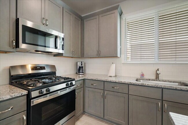 Building Photo - 330 Hortus Dr