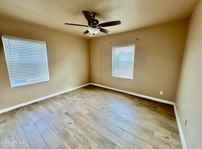 Building Photo - 1419 E Earll Dr