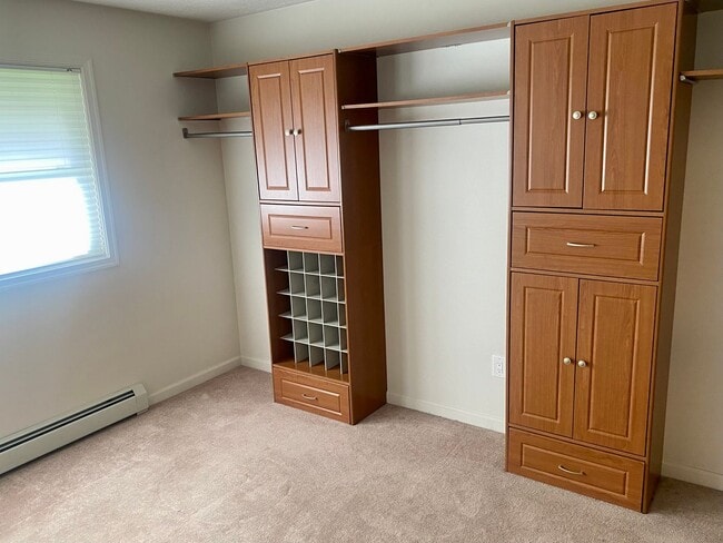 Building Photo - 3 Bedroom/2 Full Bath Ranch Near Air Produ...
