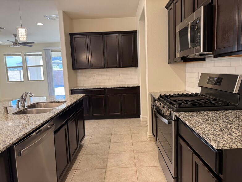 Building Photo - 9431 E Static Ave