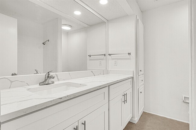 Building Photo - 2022 Lakewood Ct