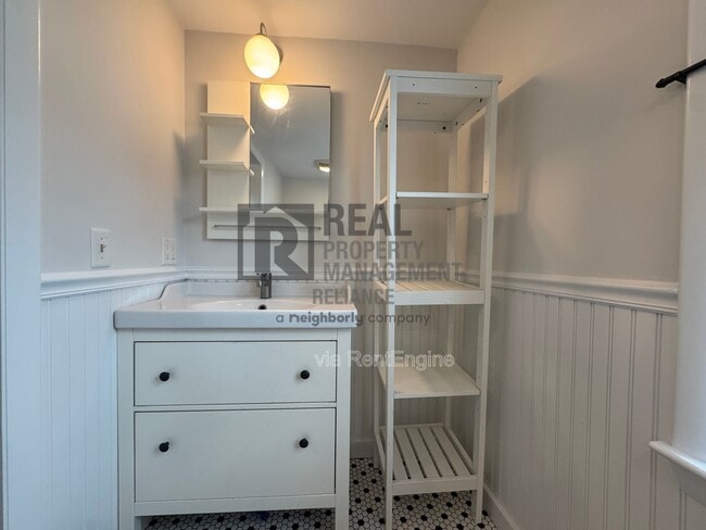 Building Photo - 2 Sea View Ave