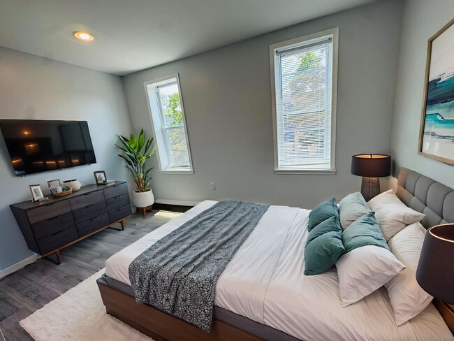 Building Photo - Remodeled 4bd/2 House with Rear yard!! SEC...