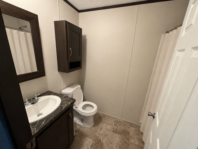 Building Photo - 184 Lakeshore Cir