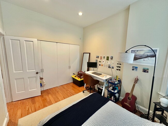 Building Photo - Dupont's Tree Lined Church Street 2 bedroom/1Bath Condo with Deck and Parking!