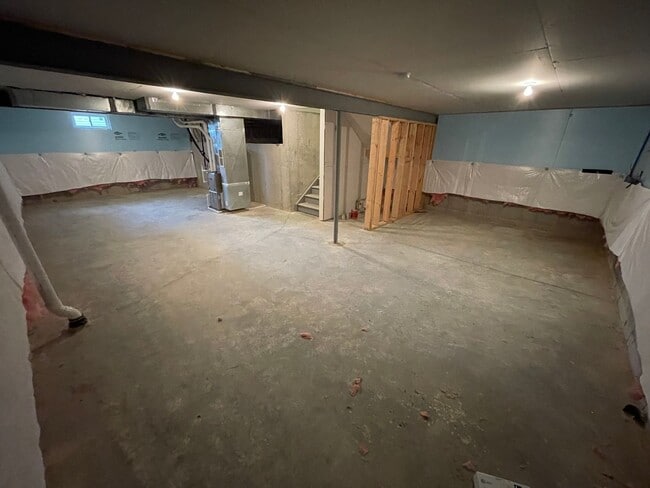 Building Photo - Large Home East Jefferson For Rent