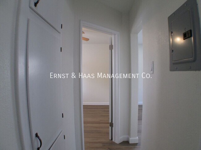 Building Photo - 230 E Hullett St