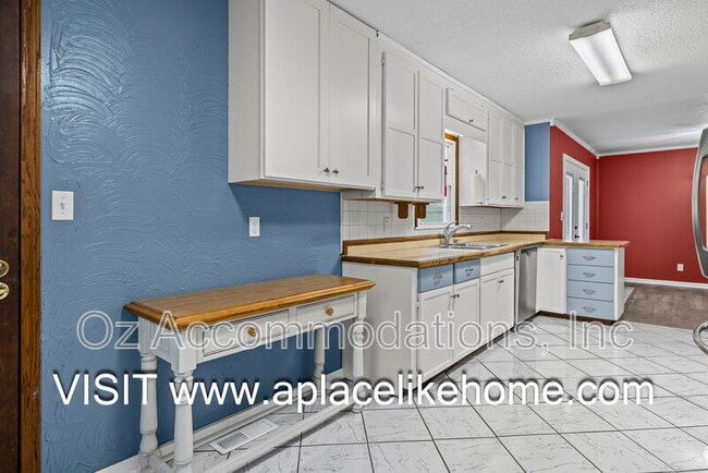 Building Photo - 6535 Melrose Ln