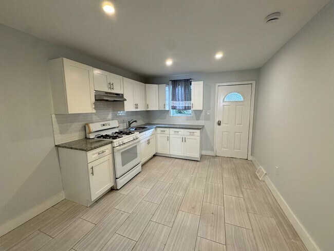 Building Photo - Freshly Updated 3bd/1bath House! Section 8 ONLY!