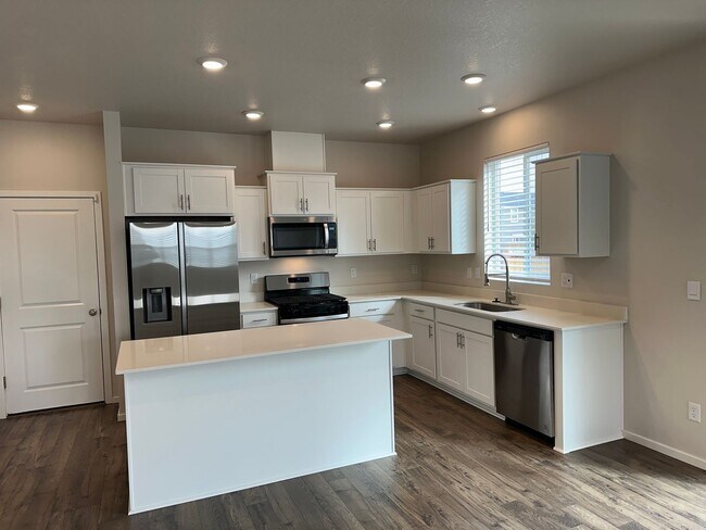 Building Photo - 4 bedroom 2.5 bathroom home!