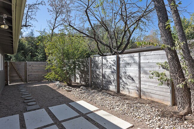 Building Photo - Charming 2/BR 1BA Home with Private Fenced...