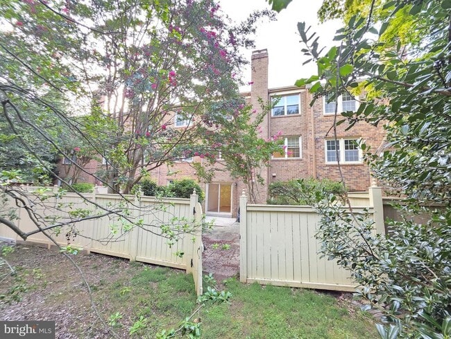 Building Photo - 5814 Tudor Ln