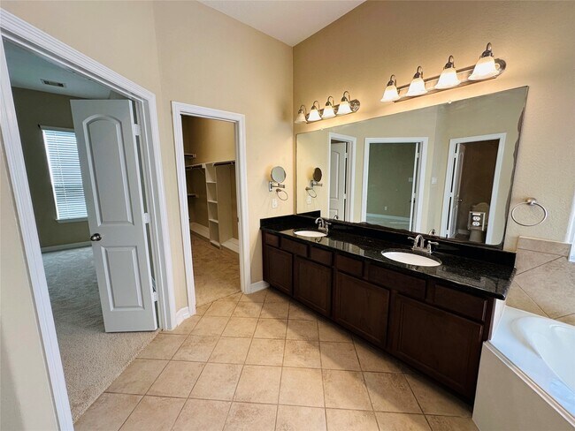 Building Photo - 21927 Field Green Dr