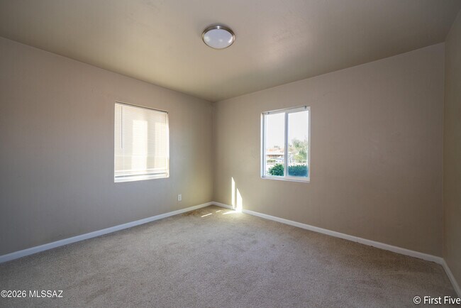Building Photo - 416 E Linden St