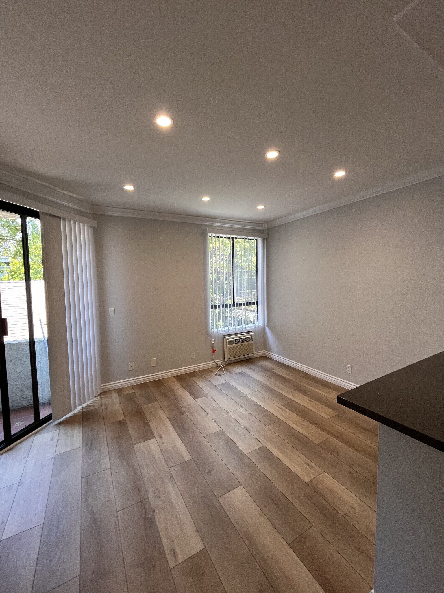Building Photo - 2107 N Beachwood Dr
