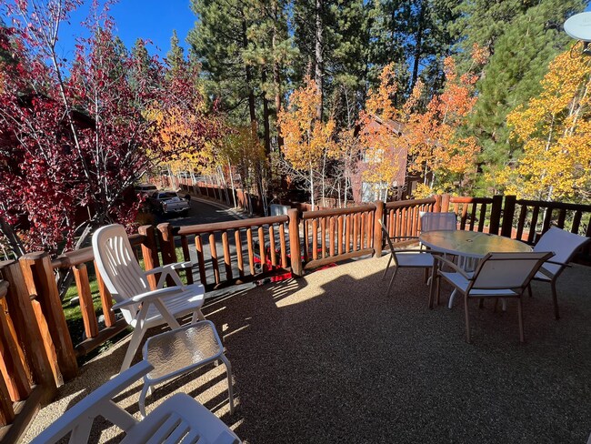 Building Photo - Low Elevation Home Steps From Championship Golf Course