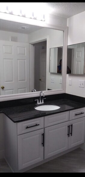 Building Photo - 14226 Fredricksburg Dr