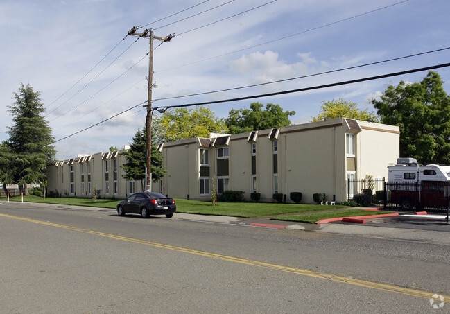 Primary Photo - Rosswood Manor Apartments
