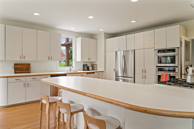 Building Photo - 175 Ruggles Ave