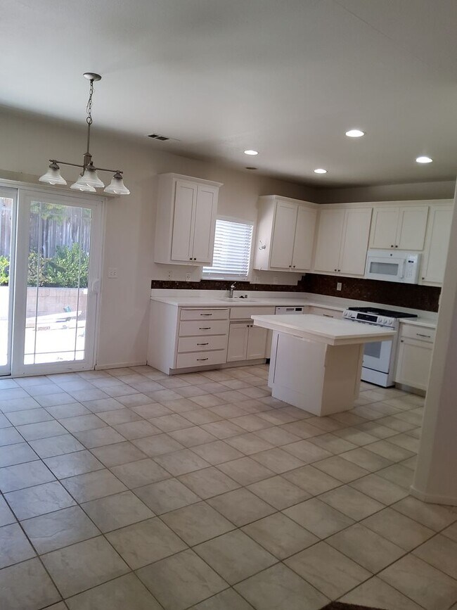 Building Photo - 4 Bedroom home in the Berry Gardens