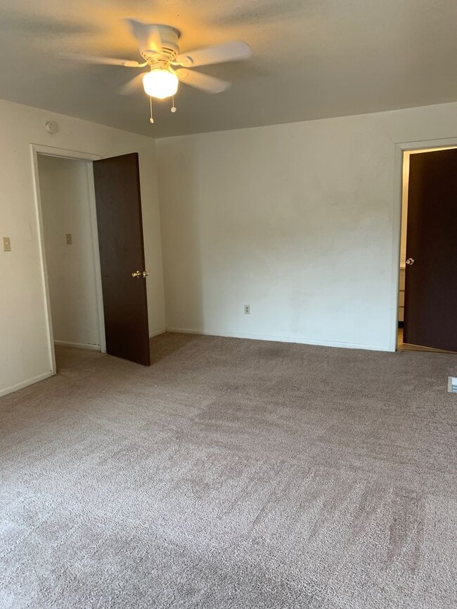 Building Photo - 1 bedroom home with fenced yard