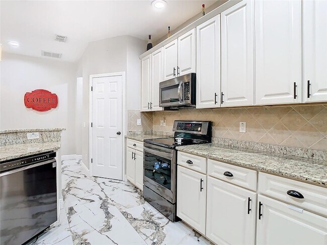 Building Photo - 16829 Midsummer Ln