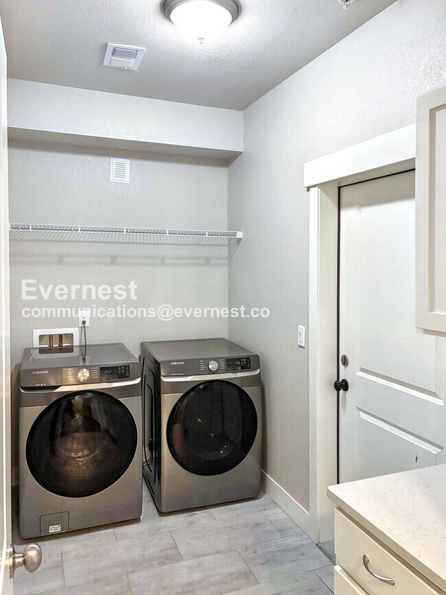 Building Photo - 3 Bed/2 Bath Condo with Garage / Available...