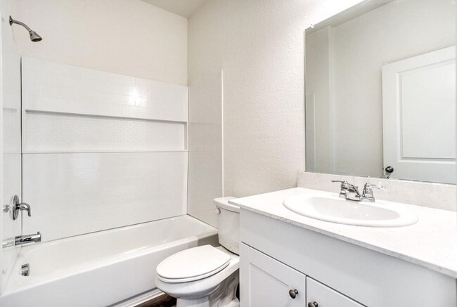 Building Photo - 720 Holly St