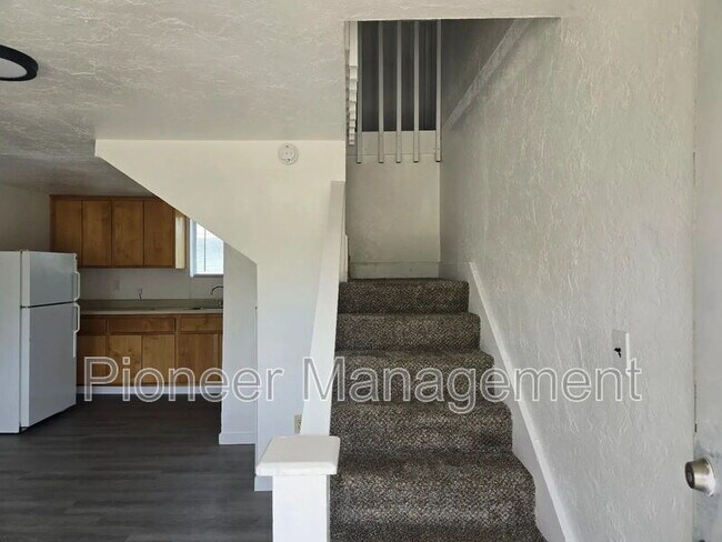Building Photo - 452 Alder St