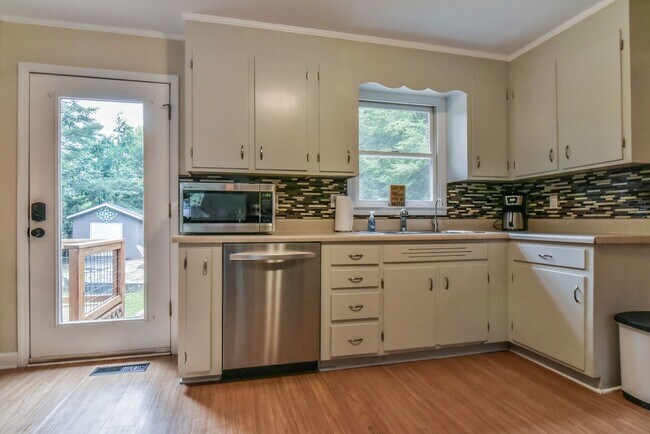 Building Photo - 5 E Keesler Ave