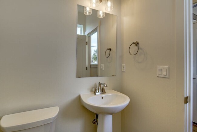 Building Photo - End unit Pahlish Townhome!