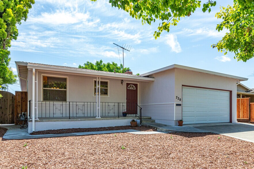 Building Photo - 720 Santa Paula Ave