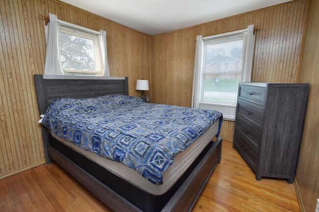 Building Photo - Charming 3 Bedroom, 2 Bath Home with Fence...