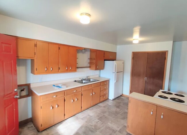 Building Photo - 2 bedroom, 1 bathroom duplex with covered ...