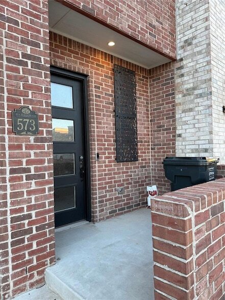 Building Photo - 575 S Fretz Ave