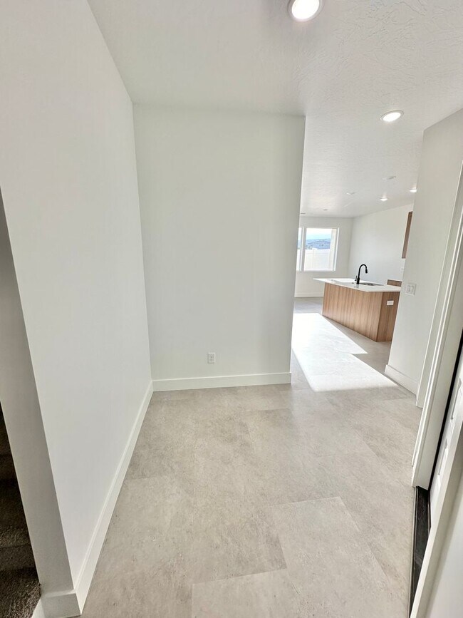 Building Photo - PET FRIENDLY!! HURRICANE TOWNHOME!