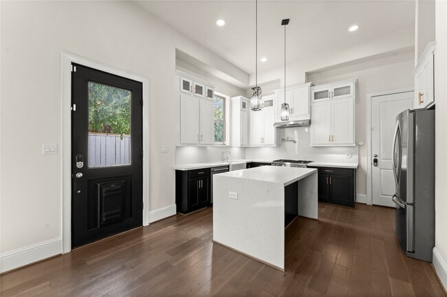 Building Photo - 1902 W 25th St