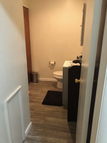Bathroom - 1513 Fairmount ave