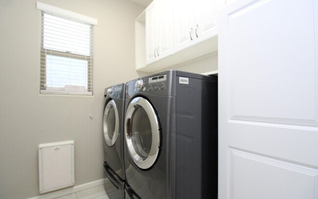 Building Photo - Stunning 3-bedroom, 3-bathroom home located in the heart of Peoria, AZ.