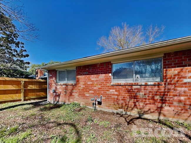 Building Photo - 2014 Briar Ridge Dr