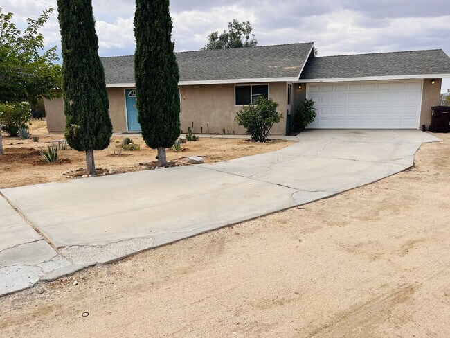 Building Photo - Charming 3-Bedroom with 2 Full Baths on th...