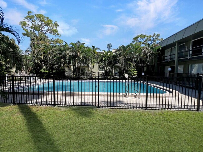 Building Photo - 1852-A Golf View Avenue #10