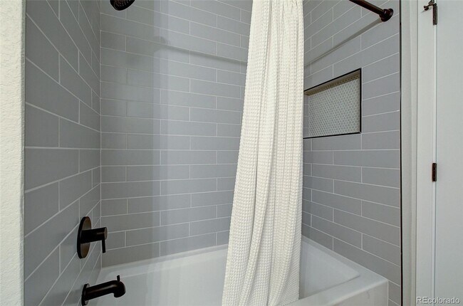 Building Photo - 5 Bedroom 3 Bathroom in Denver's Southmoor...