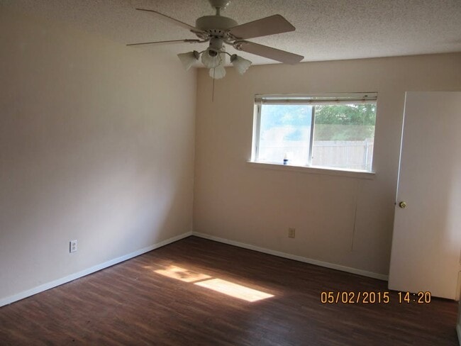 Building Photo - 1604 White Oak Ct