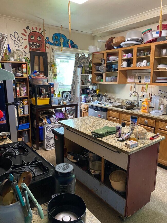 Building Photo - 560-2 Allen - Available 6/1/26 Spacious 2nd/3rd Floor Duplex With 3 Full Baths