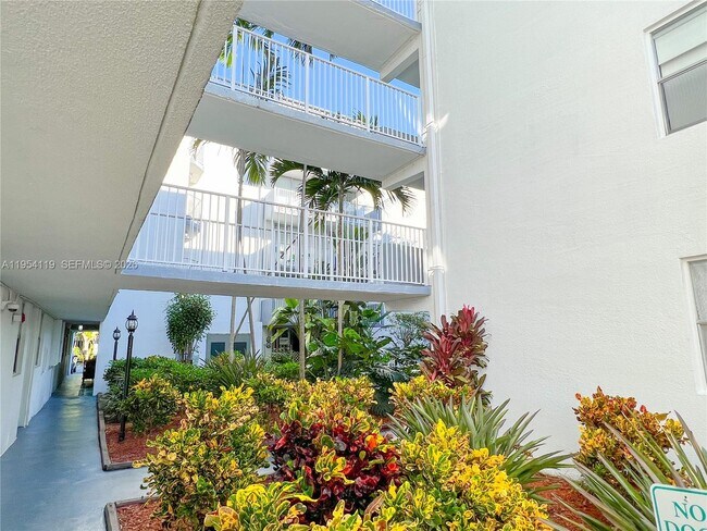 Building Photo - 1801 S Treasure Dr